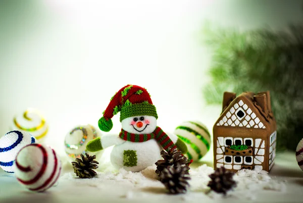 Peperkoek huis over en mooie handgemaakte sneeuwman — Stockfoto