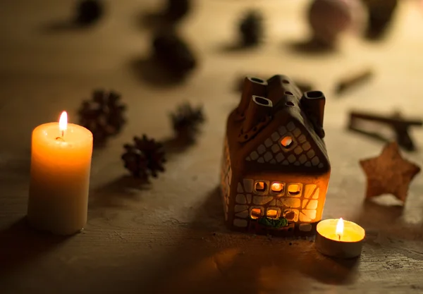 Märchen-Weihnachtstorte mit Kerzenlicht drinnen und schönen Hintergrundbeleuchtungen — Stockfoto