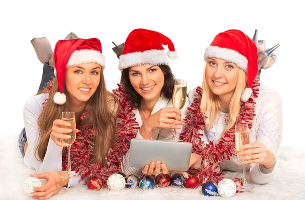 Tres chicas felices con champán y regalos — Foto de Stock