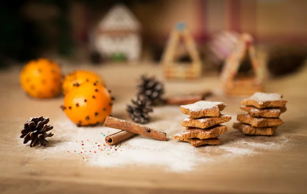 Zelfgemaakte ontbijtkoek kerstkoekjes, specerijen en decoratie — Stockfoto