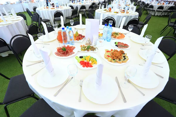 Table de service préparée pour la fête de l'événement ou mariage — Photo