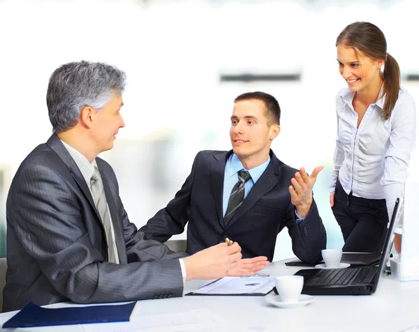 Een zakelijke team zitten in kantoor en planning van werkzaamheden — Stockfoto