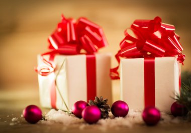 Noel süslemeleri ve kar külahlarıyla dolu Noel hediyesi kutusu