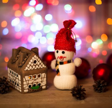 Zencefilli kek evi bitti ve el yapımı güzel bir kardan adam