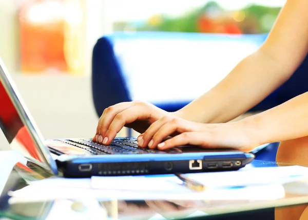 Gros plan d'une apprenante tapant sur le clavier d'un ordinateur portable — Photo