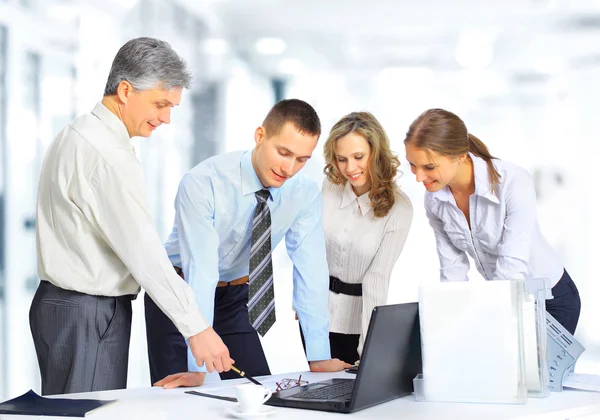 Concetto di business e ufficio: il team aziendale si riunisce in ufficio — Foto Stock