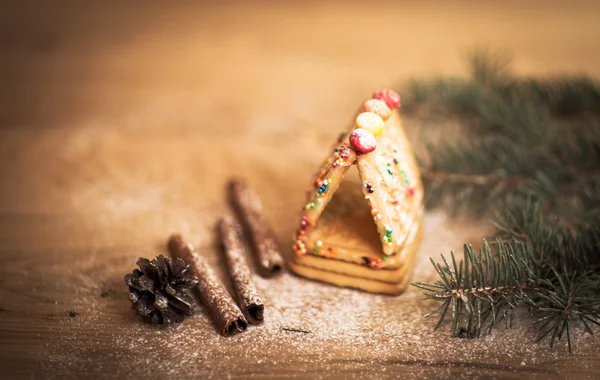 Kaneel kerstkoekjes en specerijen op houten achtergrond — Stockfoto