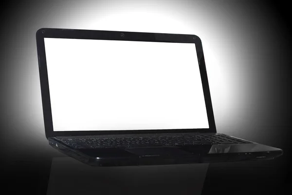 Yansıması ile siyah arka plan üzerine siyah dizüstü bilgisayar — Stok fotoğraf
