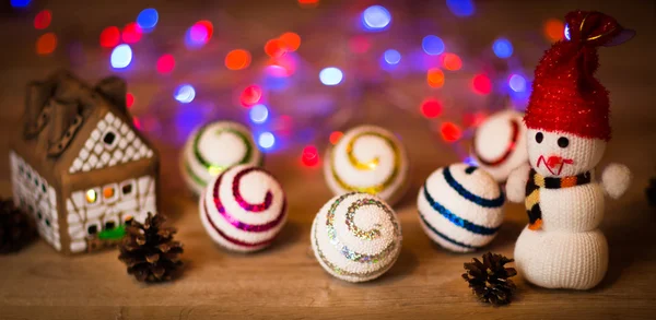Märchen-Weihnachtstorte mit Kerzenlicht drinnen und schönen Hintergrundbeleuchtungen — Stockfoto