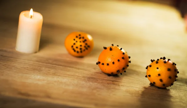 Año nuevo decoración mandarinas en mesa de madera —  Fotos de Stock