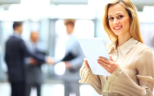 Jeune femme utilisant une tablette dans son bureau — Photo