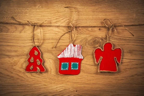 Prachtig geborduurde kerst huis op houten achtergrond met kerstboom en engel — Stockfoto