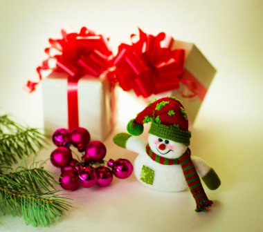 Beyaz arka plan üzerinde Noel topları ile sevimli kardan adam