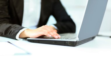kadınların elleri ofis içinde benim laptop klavye.