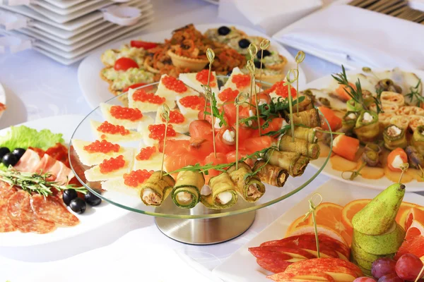 Catering table set service with silverware and glass stemware at restaurant before party — Stock Photo, Image