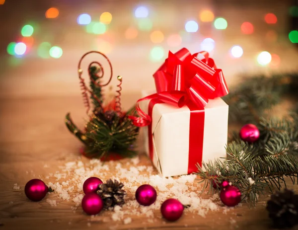 Caja de regalo de Navidad con decoraciones de Navidad y conos de nieve — Foto de Stock