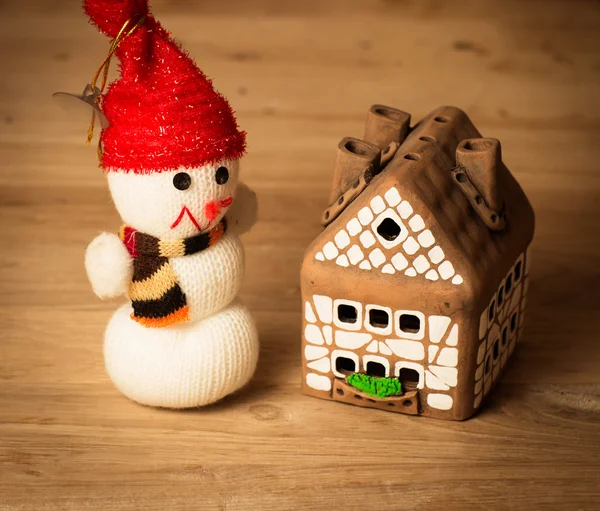 Lebkuchenhaus vorbei und schöner, handgemachter Schneemann — Stockfoto