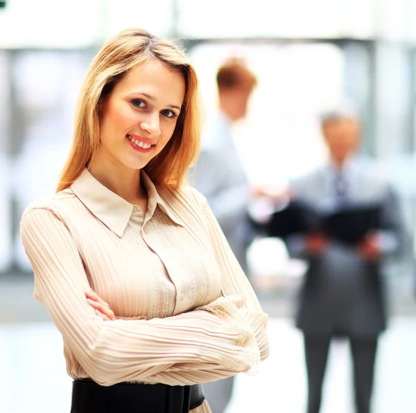 Portrait of a young confident business woman smiling — Stock Photo, Image