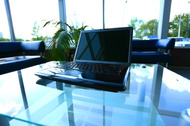 Çalışma alanı modern ev ofis büro dizüstü bilgisayar ve donanımları