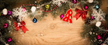 Yeşil çam dalları Noel süslemeleri ile kenarlarında kararması ile ahşap zemin üzerinde