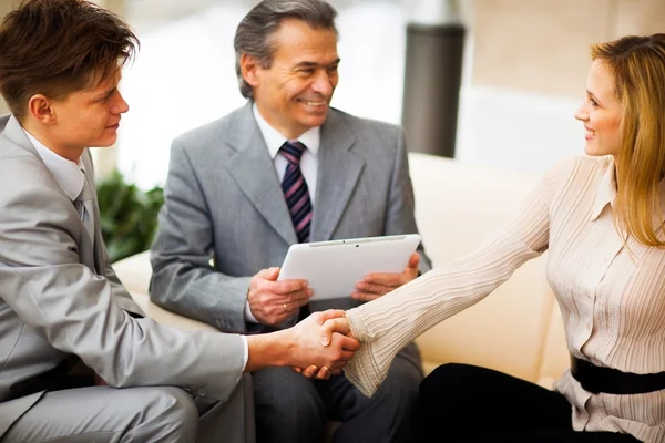 Zakenmensen schudden elkaar de hand, ronden een vergadering af — Stockfoto