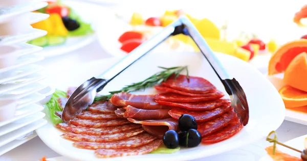 Servicio de mesa de catering con cubiertos y copas de vidrio en el restaurante antes de la fiesta — Foto de Stock