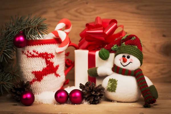 Mug Of Tea Or Coffee. Sweets And Spices. Christmas Decoration with snowman. Wooden Background. — Stock Photo, Image