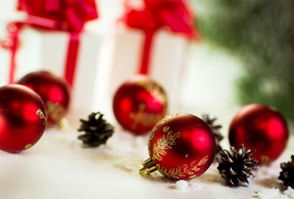 Presentes em um fundo branco com bolas de Natal — Fotografia de Stock