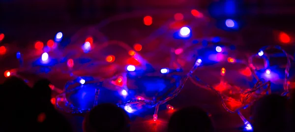 Julbelysning på mörk bakgrund med kopieringsutrymme. Dekorativ krans — Stockfoto