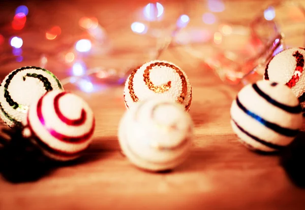 Барвисті різдвяні кульки на дерев'яному фоні з красивим освітленням — стокове фото