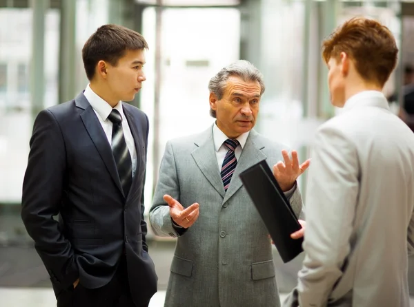 Geschäftsteam arbeitet im Büro gemeinsam an Geschäftsprojekt — Stockfoto