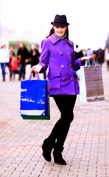 Mooi meisje lopend onderaan de straat. — Stockfoto