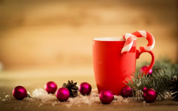 Mug Natal dengan dekorasi dan permen di latar belakang kayu — Stok Foto