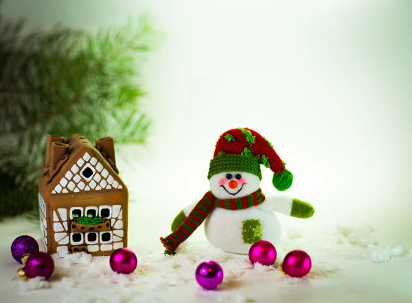 Peperkoek huis over en mooie handgemaakte sneeuwman — Stockfoto