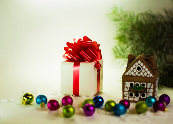 クリスマス ボールの白い背景の上の贈り物 — ストック写真