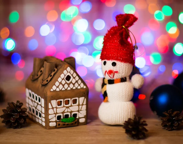 Lebkuchenhaus vorbei und schöner, handgemachter Schneemann — Stockfoto