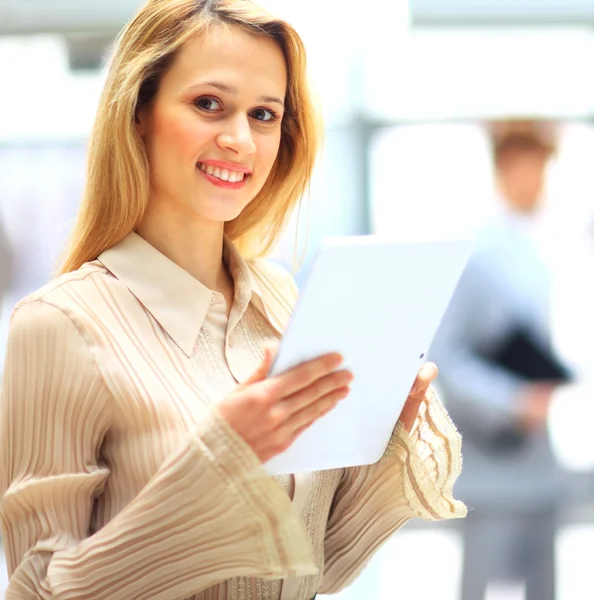 Jeune femme utilisant une tablette dans son bureau — Photo