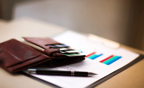 Cartera de cuero con tarjetas de crédito y descuento —  Fotos de Stock