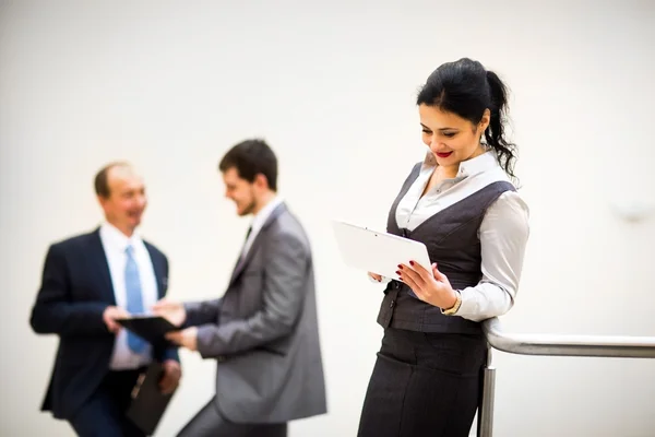 Imagen sombría de un equipo de negocios discutiendo los últimos resultados financieros — Foto de Stock