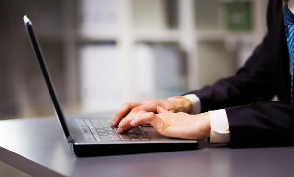 Persona Digitando su un computer portatile moderno in un ufficio — Foto Stock