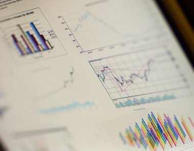 dizüstü bilgisayar ile yatırım grafikleri analiz bir iş adamı. muhasebe