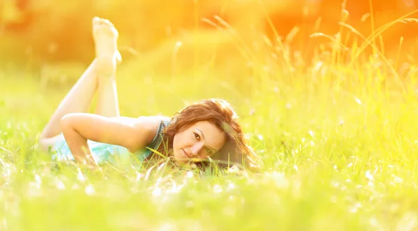 Beautiful young woman on field in summer — Stock Photo, Image