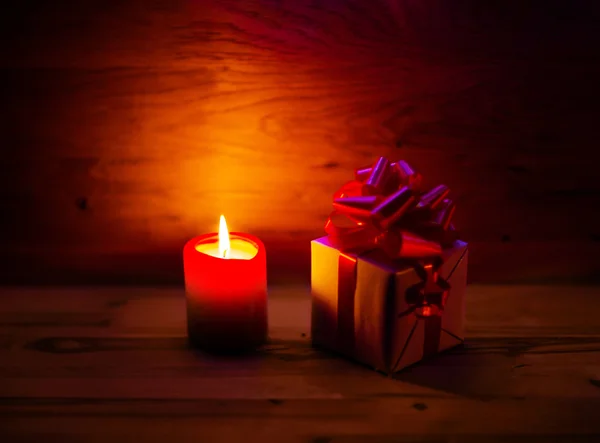 Schöner Holzhintergrund für Etiketten mit Weihnachtsbeleuchtung Geschenk und mit Kerzen — Stockfoto