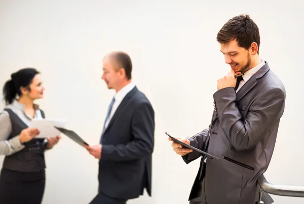 Zwielichtiges Bild eines Wirtschaftsteams, das die neuesten Finanzergebnisse diskutiert — Stockfoto