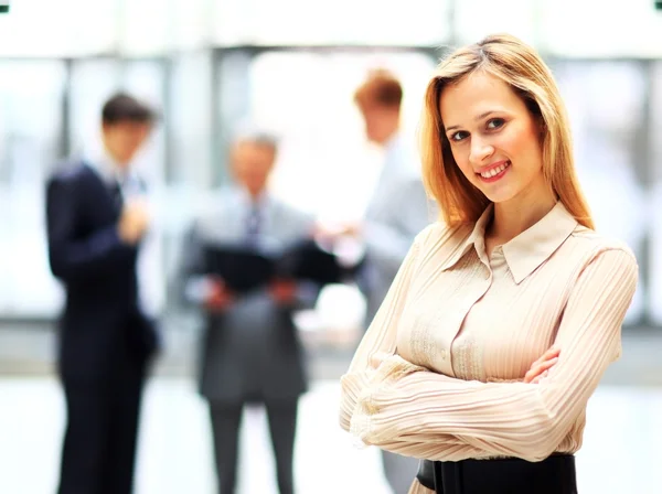 Retrato de una joven empresaria confiada sonriendo — Foto de Stock