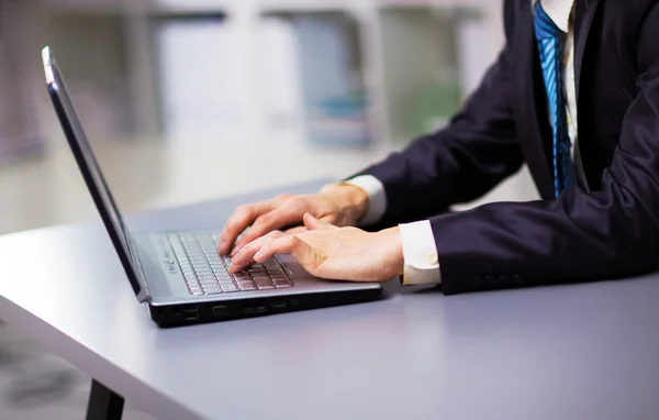 Personne tapant sur un ordinateur portable moderne dans un bureau — Photo