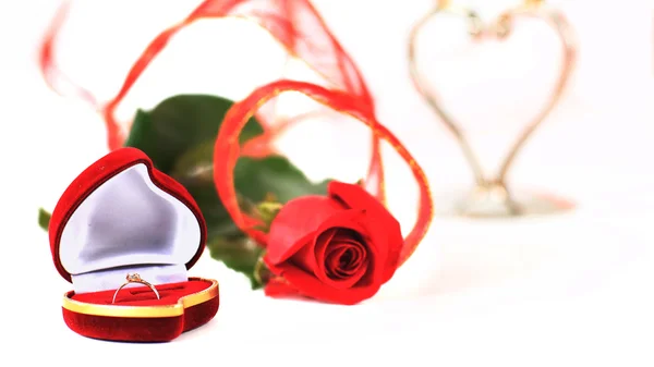 Una rosa y una caja con anillos — Foto de Stock