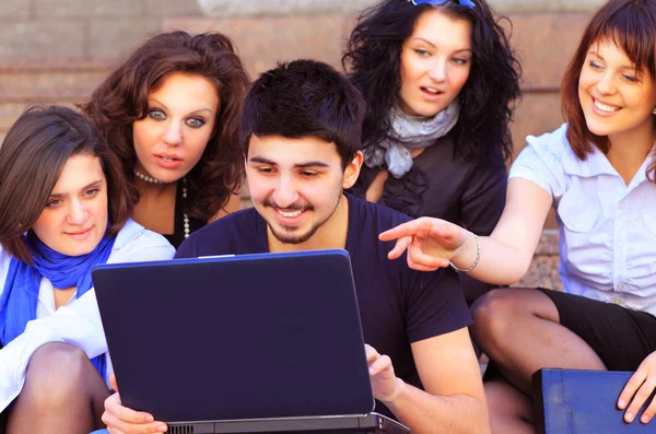 Grupp glada studenter. — Stockfoto