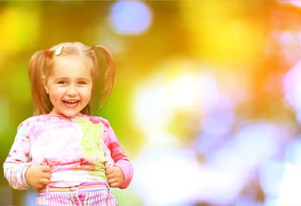 Schattig klein meisje op de weide in de zomerdag — Stockfoto