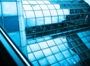 Ofis binasındaki cam duvar.